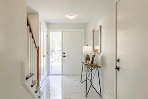 City Centre Peace Entire Luxury Home Free Parking - Image 3
