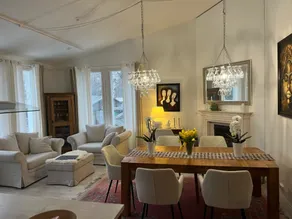 Beautiful 214 sqm townhouse near outdoor areas - Image 2