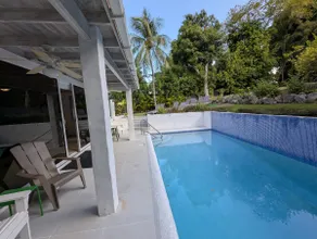 Beautiful Family Home with Pool,  direct access to tennis courts. - Image 2