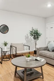 2BR/2.5BA Bi-Level Apt Chinatown Free Parking - 1 - Image 3