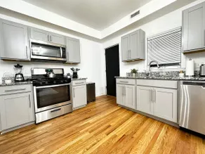 Mid-Century Comfort & Style - Image 4
