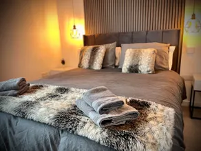 Florence Coach-House-Parking-WIFI King bedroom & double bedroom - Image 4