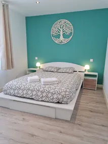 Cozy Apartment Near Downtown WiFi Parking Air Conditioning - Image 3