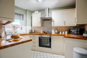 Cozy Waterfront Apartment | Free Parking & Wi-Fi - Image 4
