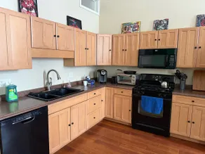 Spacious Downtown Apartment - Image 2