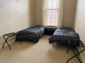 Spacious Downtown Apartment - Image 5
