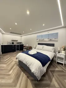 Hidden Gem - Luxe Heathrow Studio - Image 4