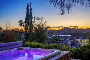 Stunning 2-br, hot tub, views, amphitheater, yard - Image 4