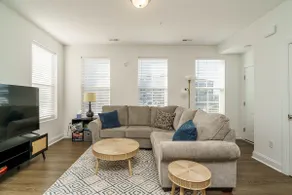 Luxury End Unit Condo/Restaurants, Shopping - Image 2