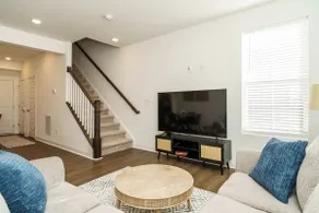 Luxury End Unit Condo/Restaurants, Shopping - Image 3