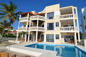 Newly Renovated Groundfloor Beachfront Condo! - Image 5