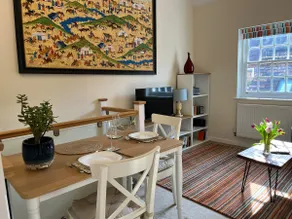 Cosy Marlborough Town Centre Retreat - Image 3