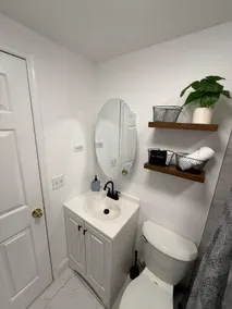 Modern Oak Guest Suite - Image 3