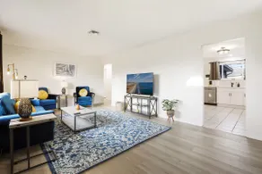 Dazzling Des Plaines: 3 BR, Single Level Home - Image 3