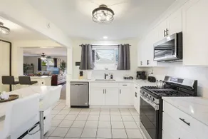 Dazzling Des Plaines: 3 BR, Single Level Home - Image 2