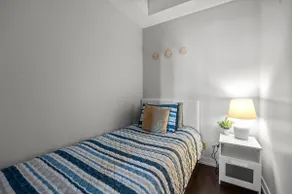 Modern 1Bd+Den Condo with Balcony Lillian St - Image 4