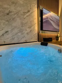 Olympus Luxury Collection - Spa Suite with Jacuzzi - Image 3