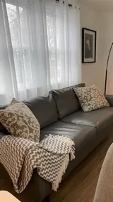 Newly renovated & modern 2-bedroom apartment - Image 4