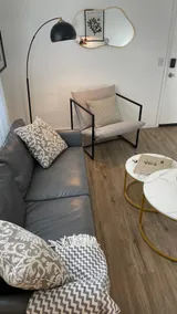 Newly renovated & modern 2-bedroom apartment - Image 5