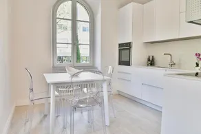 Luxury Apartment with Balcony, 3 Bedrooms, 2 Garages - Image 5