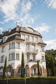 Luxury Apartment with Balcony, 3 Bedrooms, 2 Garages - Image 2