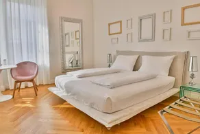 Luxury Apartment with Balcony, 3 Bedrooms, 2 Garages - Image 3