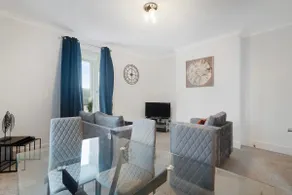 Spacious 4 bed in North Shields with Free Wifi - Image 2