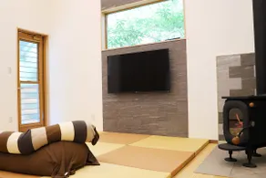 Guest house garbage - room with wood stove & tatami - Image 2