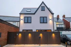 Luxurious 2 Bed Apartment Cardiff Central - Image 3