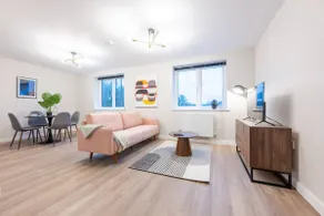 Luxurious 2 Bed Apartment Cardiff Central - Image 2