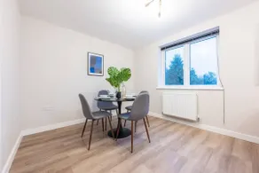 Luxurious 2 Bed Apartment Cardiff Central - Image 4