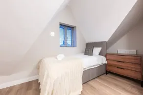 Luxurious 2 Bed Apartment Cardiff Central - Image 5