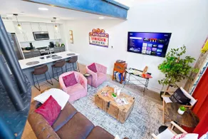 Theatre Retreat 2 Bedroom Loft - 1 Blk From Theatres - Image 5