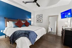 Theatre Retreat 2 Bedroom Loft - 1 Blk From Theatres - Image 4