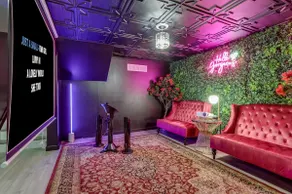 Pop Art Oasis with Karaoke Mini Golf Hot Tub and Pool - Image 3