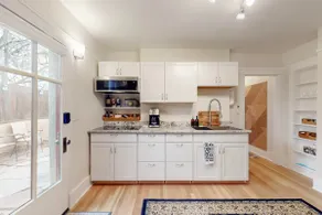 Inviting Remodeled Guest House in Central Nob Hill - Image 4