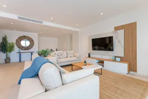 Luxury 3BR Sea Views, Pool, Sauna, Gym - Image 2