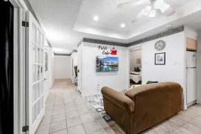 Paris Cafe: Modern BSMT 3B/1B, Kitchen & 3 Parking - Image 3