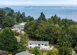 Beach Bungalow: 1st Floor only w/ AC, Mt. Views - Image 2