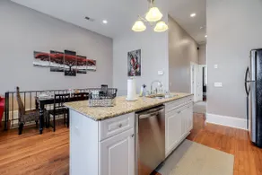 Walkable to Forsyth Park & more - Image 3
