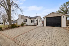 Charming 2-Bedroom. Close to everything - Image 2