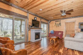 Lake Shore Cabin-sleeps 6 - Image 3