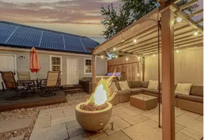 Lux-Walk to City Park HotTub-Firepit-Cozy Porch - Image 4
