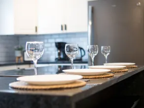 2Beds/1Bath Apt: Mins toTrain,Trails, DT & Golfing - Image 4