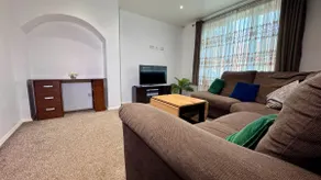 Spacious Home Near Tube Free Parking and Fast WiFi - Image 3