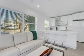 Sunny Beachside Retreat - Image 2
