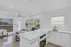 Sunny Beachside Retreat - Image 3