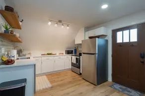 Charming Retreat: *Central* | Cozy 1-Bedroom! - Image 4