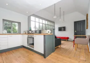 Spacious Flat in Central Arundel - Image 2