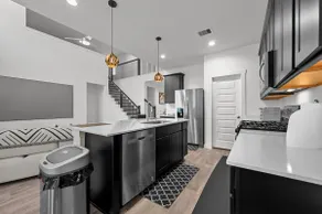 Luxury Modern & Spacious Retreat - Image 4